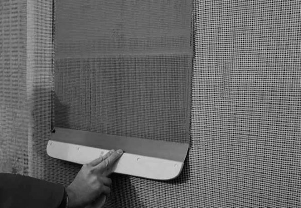 Mastic en mousse avec un renforcement en fibre de verre à faire soi-même - étape de renforcement Mastic en mousse avec un renforcement en fibre de verre à faire soi-même - étape de renforcement