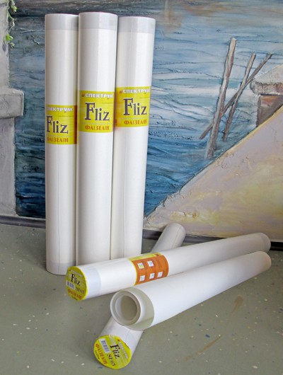 Sur la photo - non tissé pour la finition du mastic