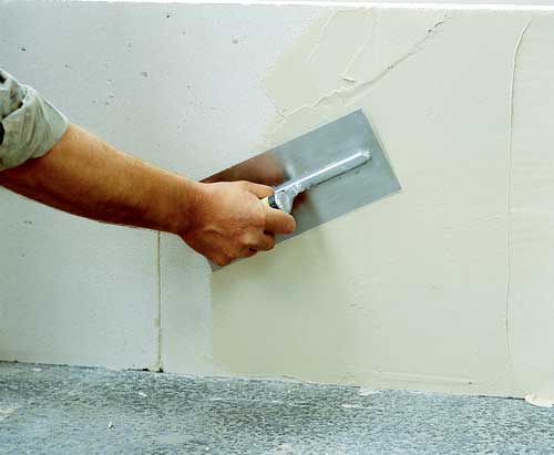 Si nécessaire, le mastic est appliqué en deux couches