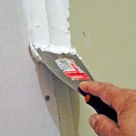 On applique une faucille sur la couture On applique une faucille sur la couture