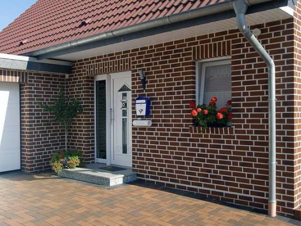 Face à la façade de la maison avec des tuiles