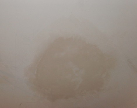 Une surface bien séchée doit avoir une couleur uniforme sans taches sombres. Sur la photo, nous voyons un endroit humide - il ne devrait pas y en avoir Une surface bien séchée doit avoir une couleur uniforme sans taches sombres. Sur la photo, nous voyons un endroit humide - il ne devrait pas y en avoir