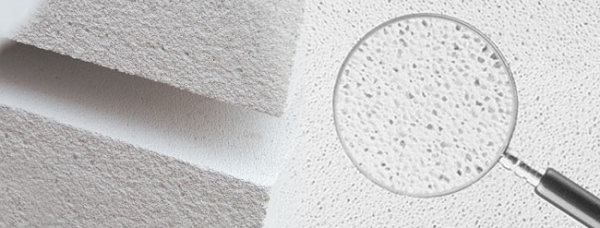 La structure poreuse du béton cellulaire est clairement visible sur la photo. La structure poreuse du béton cellulaire est clairement visible sur la photo.