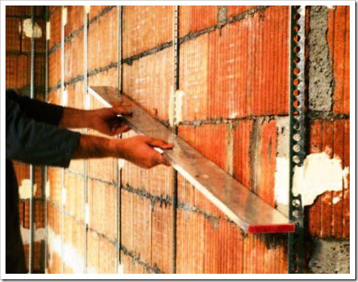 Contrôlez constamment le niveau afin que toutes les balises soient dans le même plan Contrôlez constamment le niveau afin que toutes les balises soient dans le même plan