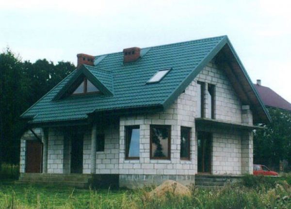 Les surplombs du toit doivent dépasser bien au-delà des murs. Les surplombs du toit doivent dépasser bien au-delà des murs.