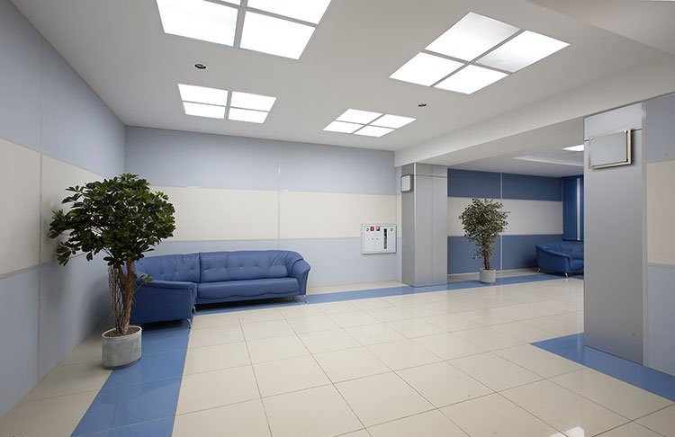 Revêtement mural avec profil de parement