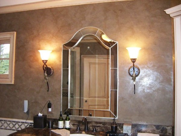 La surface scintille et brille littéralement dans la lumière La surface scintille et brille littéralement dans la lumière