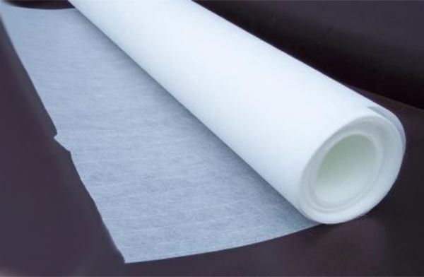 Pour une finition de haute qualité des murs et des plafonds, sujets à la fissuration, il est recommandé de choisir un matériau d'une densité d'au moins 40 g / m2