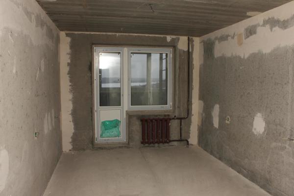 Pour des murs en béton uniformes, une ou deux fines couches de plâtre suffisent Pour des murs en béton uniformes, une ou deux fines couches de plâtre suffisent