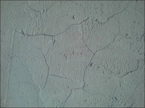 La photo montre des défauts de surface des murs