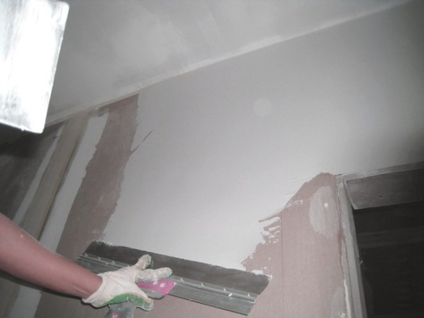 Masticage avec une spatule large Masticage avec une spatule large