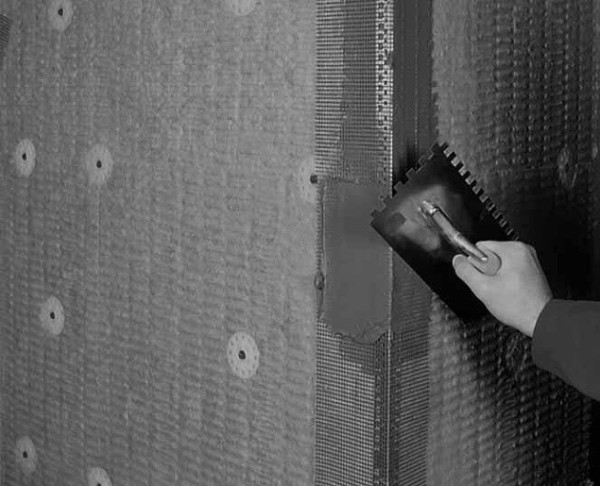 Ne collez pas le treillis sur les bords, ils doivent rester libres de s'accrocher aux toiles principales