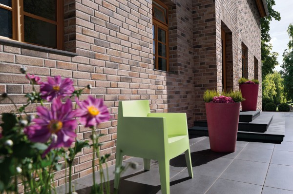 Face à la maison avec des carreaux de céramique Face à la maison avec des carreaux de céramique