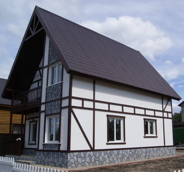 Face au parement en tôle: beau et peu coûteux