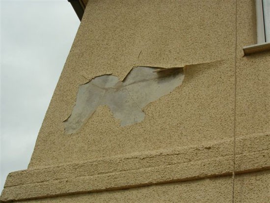 Le résultat d'une préparation de surface de mauvaise qualité avant le plâtrage Le résultat d'une préparation de surface de mauvaise qualité avant le plâtrage