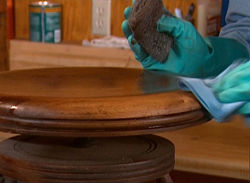 Enlever le vieux vernis à l'aide d'outils spéciaux