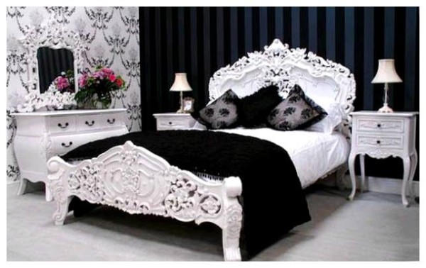 Mur d'accent à l'intérieur de la chambre en noir et blanc