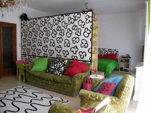 Chambre lumineuse multifonctionnelle avec des accents lumineux à Odnushka Chambre lumineuse multifonctionnelle avec des accents lumineux à Odnushka