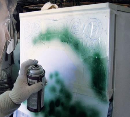Peindre le réfrigérateur avec un aérosol