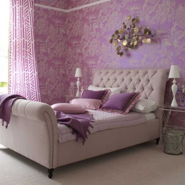 Chambre aux tons violets, ombragée par des meubles crème Chambre aux tons violets, ombragée par des meubles crème