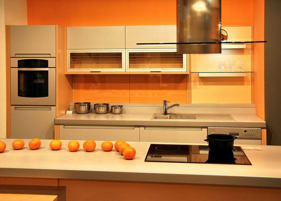 Des murs orange pour des meubles de cuisine lumineux