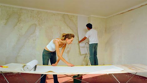 Comment coller du papier peint sur de la peinture à l'huile