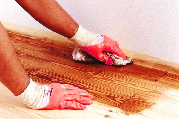 Application de cire sur une surface en bois Application de cire sur une surface en bois