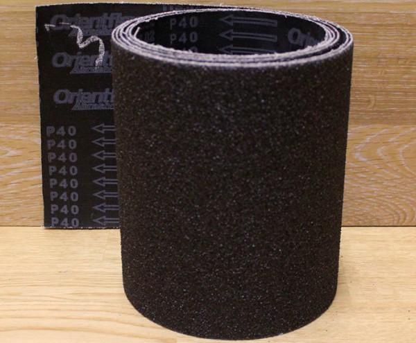 Papier de verre pour enlever la vieille peinture Papier de verre pour enlever la vieille peinture