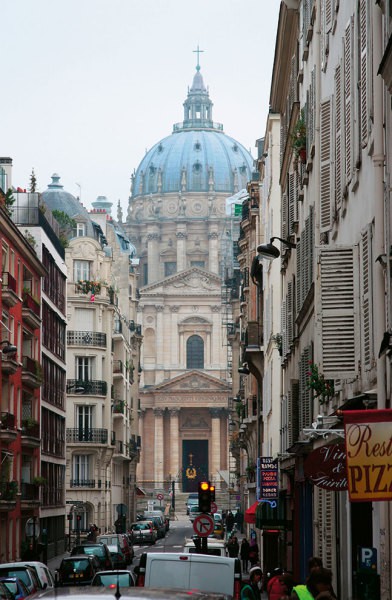 Rue de Paris avec vue sur l'Université de la Sorbonne