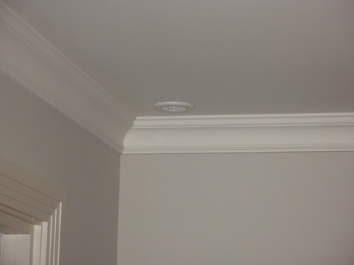 Peinture du plafond avec de la peinture à l'eau pour le blanchiment à la chaux