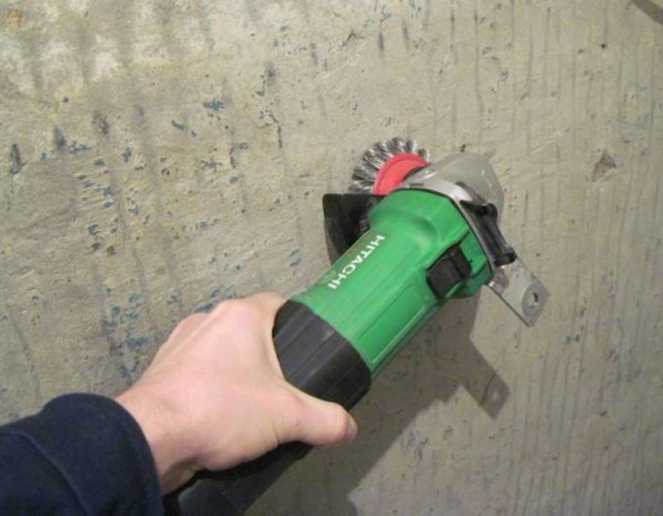 Enlever la peinture avec une brosse à cordon montée sur une perceuse électrique