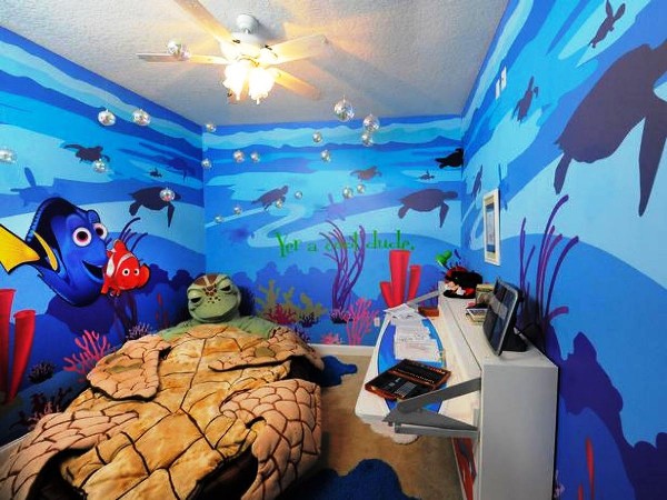 Les peintures murales d'aquarium pour enfants sur les murs de la pièce créent le sentiment d'être à l'intérieur Les peintures murales d'aquarium pour enfants sur les murs de la pièce créent le sentiment d'être à l'intérieur