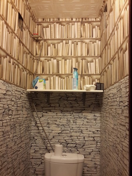 Papier peint avec imitation de maçonnerie et étagères à livres à l'intérieur des toilettes Papier peint avec imitation de maçonnerie et étagères à livres à l'intérieur des toilettes