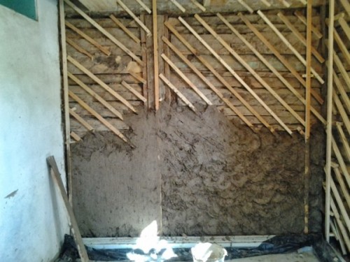 Montez les bardeaux sur le mur Montez les bardeaux sur le mur