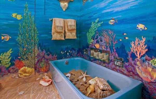 Papier peint avec l'image du fond marin et de ses habitants dans la salle de bain de la mer