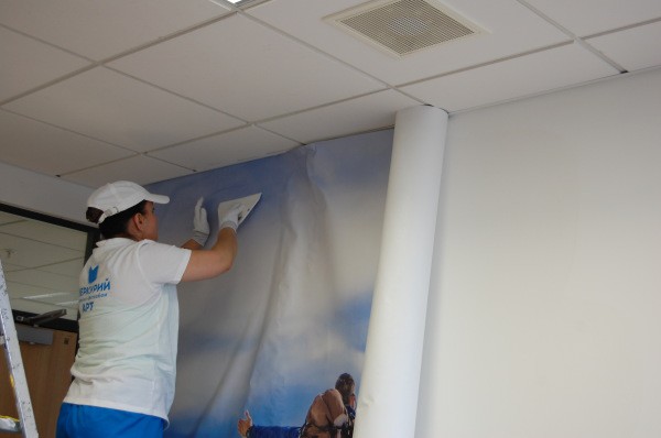 Sur la photo, processus consistant à coller un fond d'écran photo à partir d'un seul site Web. L'occupation est difficile, prend du temps et nécessite une certaine expérience Sur la photo, processus consistant à coller un fond d'écran photo à partir d'un seul site Web. L'occupation est difficile, prend du temps et nécessite une certaine expérience