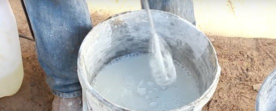 Il doit être appliqué avec une truelle, qui doit être en acier inoxydable. Il doit être appliqué avec une truelle, qui doit être en acier inoxydable.