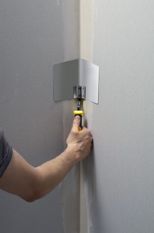 Finition des coins de la structure avec une spatule d'angle Finition des coins de la structure avec une spatule d'angle