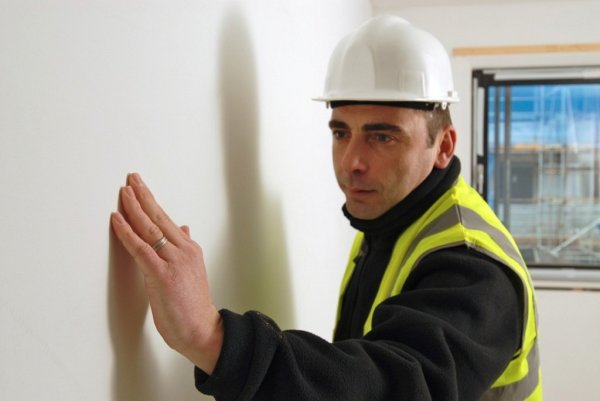 La surface après l'application du mastic de gypse de finition La surface après l'application du mastic de gypse de finition