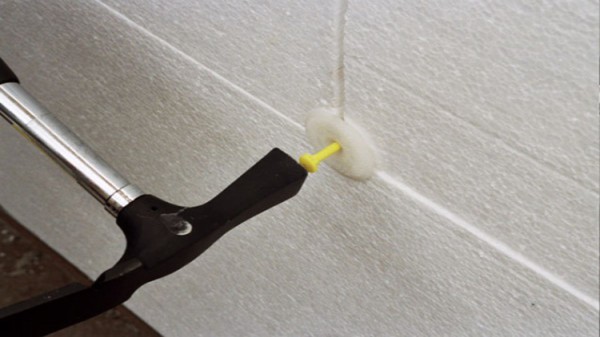 Fixation en mousse avec des parachutes en plastique Fixation en mousse avec des parachutes en plastique