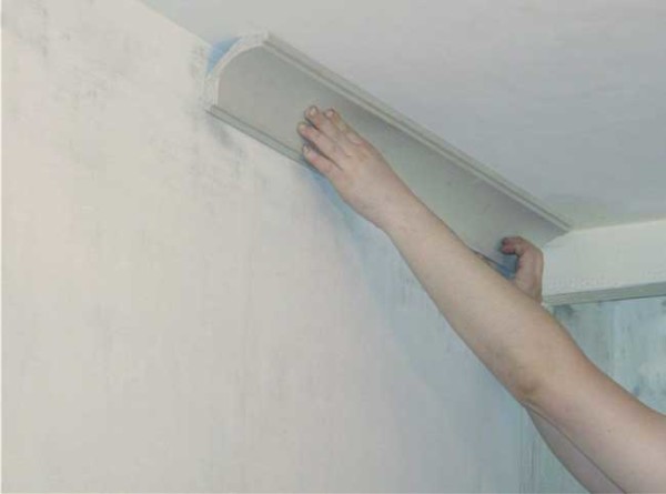 Montage de la corniche du plafond Montage de la corniche du plafond