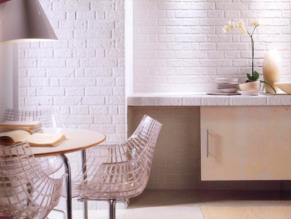 Décoration murale en brique selon la technique du sgraffito