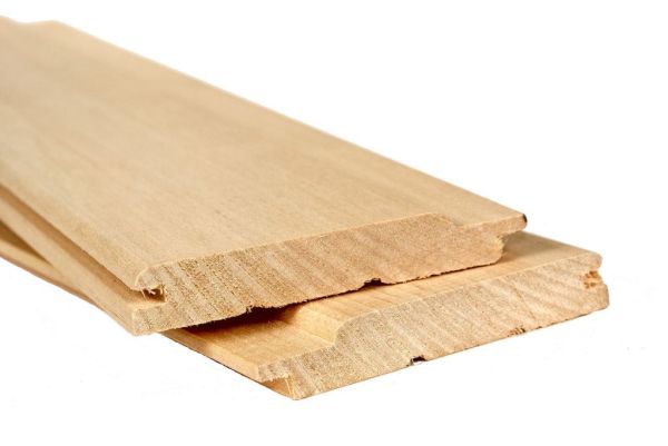 Panneaux de revêtement de classe supérieure qui ne nécessitent pas de traitement supplémentaire, sauf revêtement avec imprégnation ou vernis pour protéger contre les influences négatives