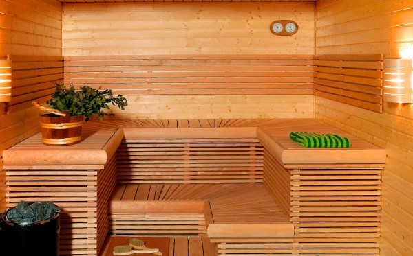 Hammam dans le bain, entièrement câblé avec une doublure en bois. Le meilleur matériau pour décorer cette pièce est tout simplement introuvable.