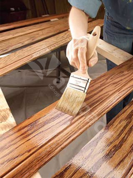 Revêtement de la doublure avec des imprégnations spéciales qui mettent clairement en valeur la texture de l'arbre. Un tel revêtement non seulement ne gâche pas l'arbre, mais lui donne également un tout nouveau look