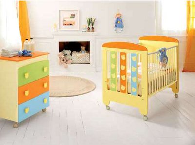 Différentes couleurs sur les meubles pour enfants