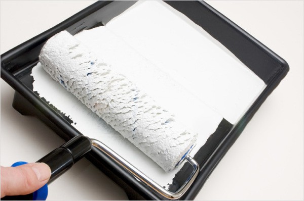 Enlever l'excès de peinture du rouleau