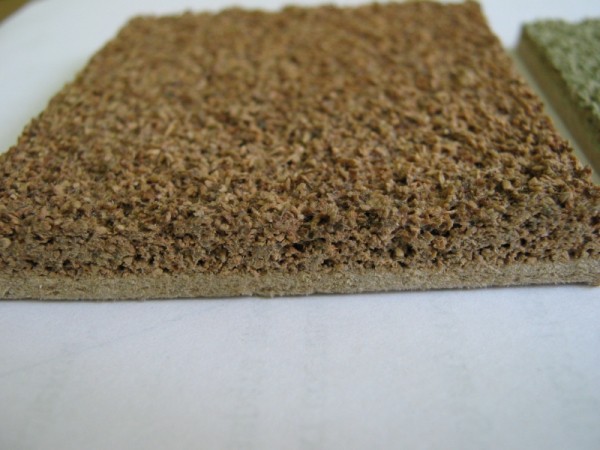 L'intérieur du panneau de liège qui adhère directement au mur L'intérieur du panneau de liège qui adhère directement au mur