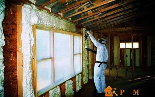 Remplir de pénoizol la partie intérieure des murs. Avec un tel réchauffement, même les gelées arctiques ne sont pas terribles