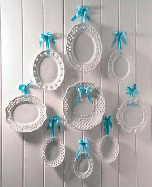 Plaques au mur avec bordures en dentelle